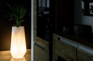 BIAŁA DONICA OGRODOWA SIENA Z OŚWIETLENIEM