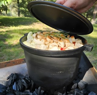 KOCIOŁEK ŻELIWNY STOJĄCY 5L GARNEK MYŚLIWSKI OGNISKO GRILL MULTIGARDEN